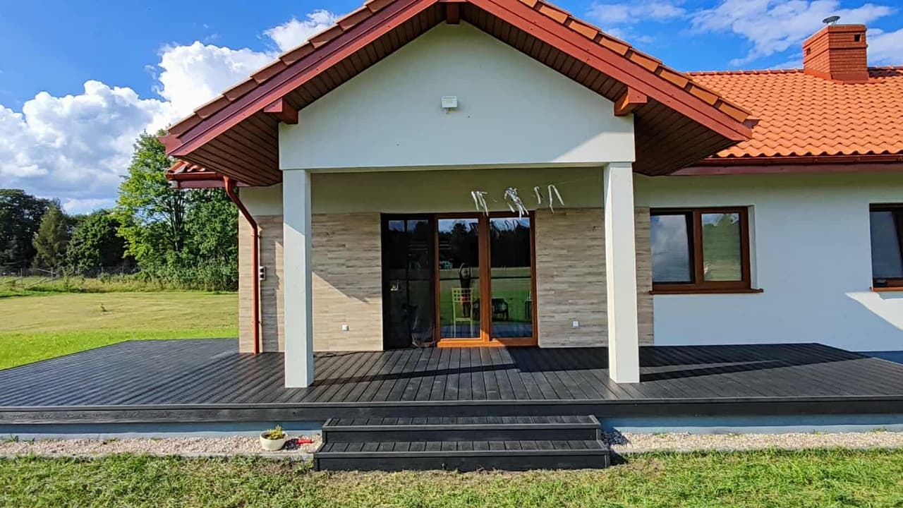 Composite decking board terrace in Nidzica – durability and modern design.