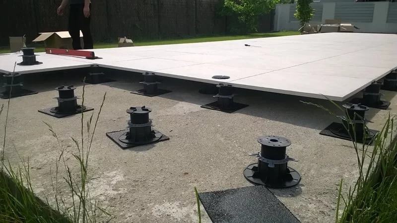 Adjustable pedestal